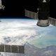 El módulo Soyuz, a la izquierda, en el que ha aparecido el agujero